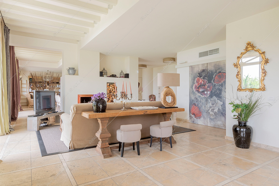Zona living della villa Mississipi, location in stile rustico a Monza