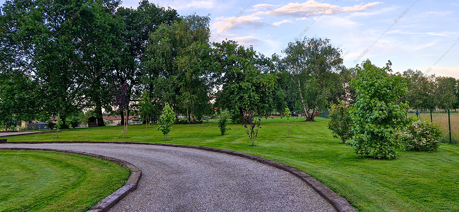 Vialetto della villa Jaspis, location in stile moderno a Novara