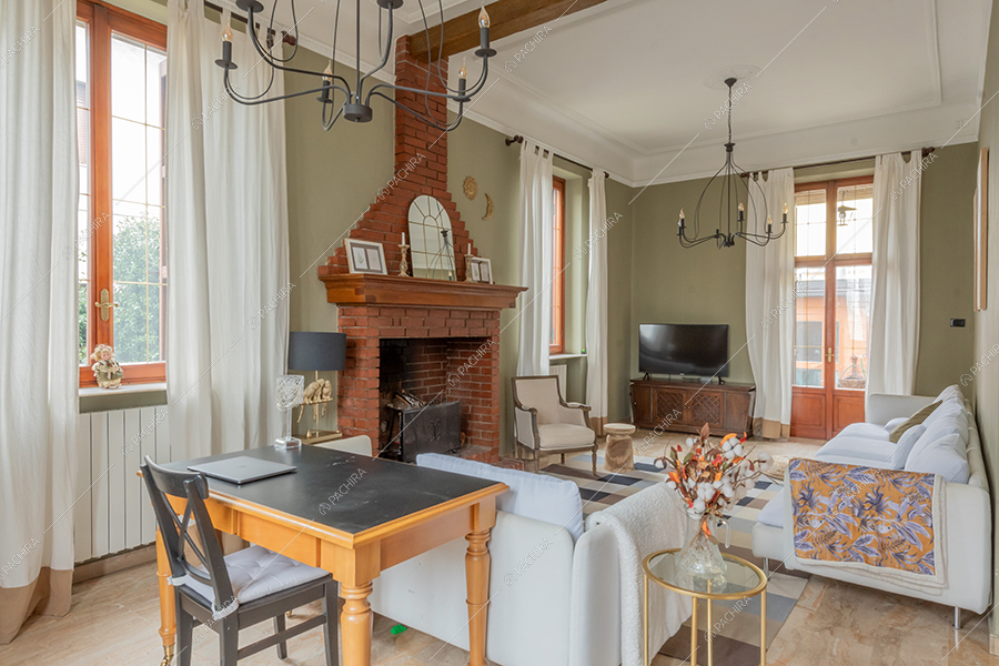 Zona living della villa Vinson, location in stile moderno a Milano