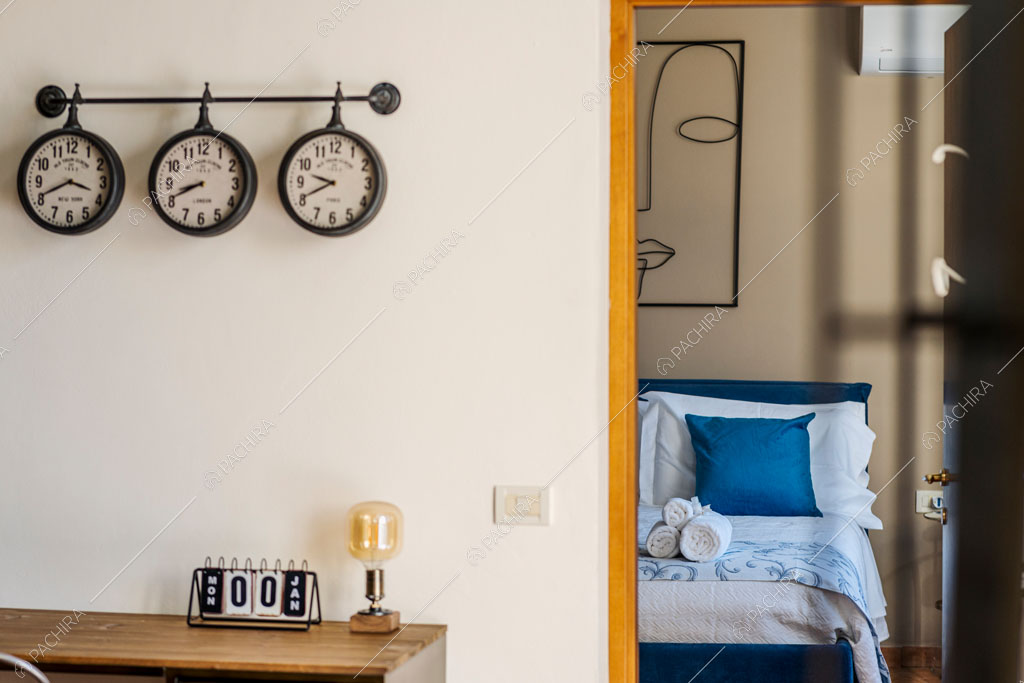 Camera da letto della villa Variscite, location in stile moderno a Firenze