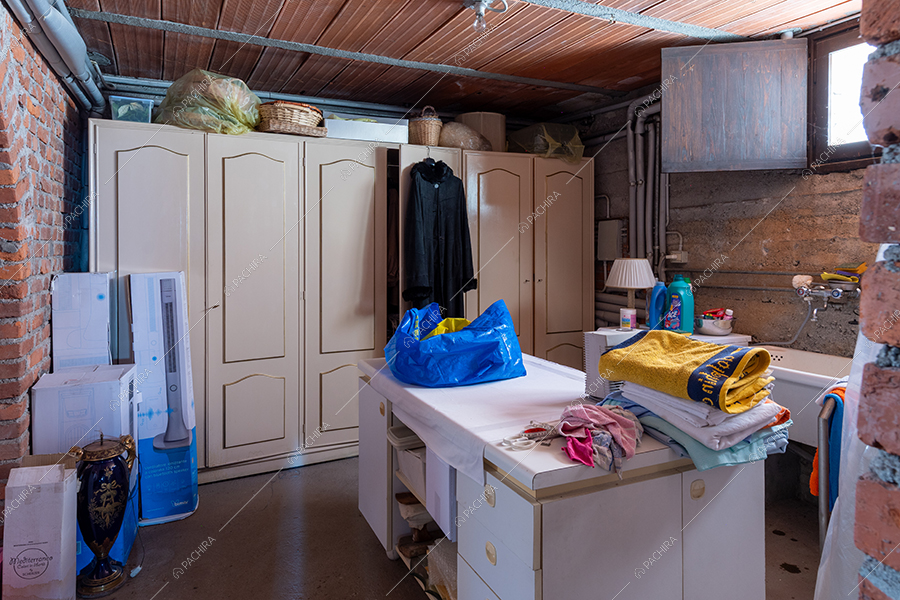 Cabina armadio della villa Realgar, location in stile country a Milano