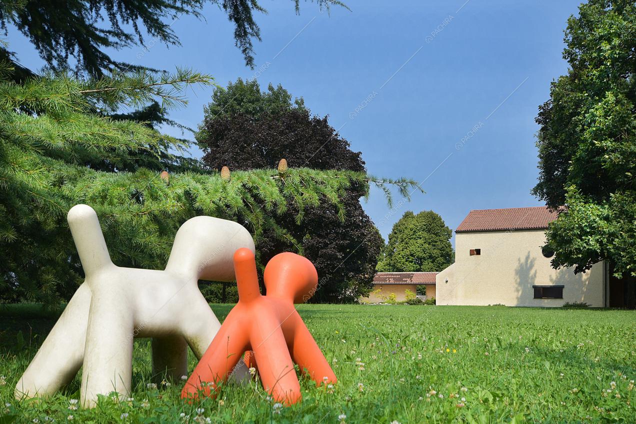 Oggetti di design nel giardino della Location Virginia