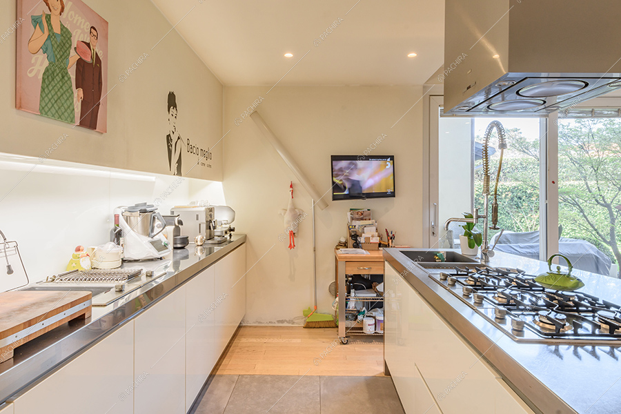 Cucina della villa Nilo, location in stile moderno a Milano