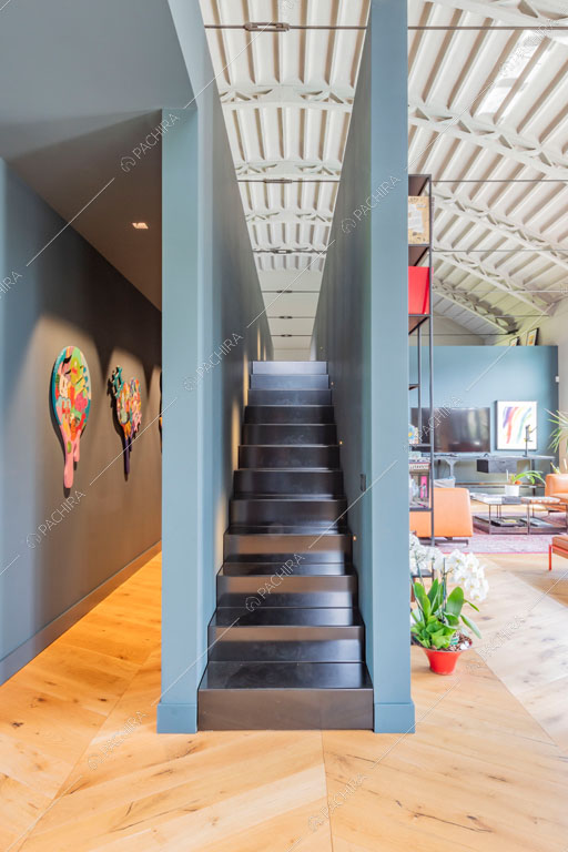 Scala del loft Danubio, location in stile contemporaneo a Brescia