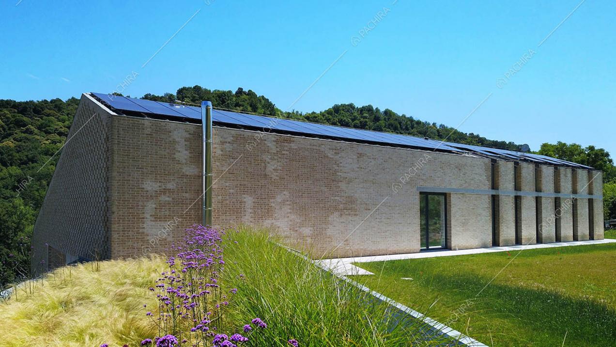 Dal giardino della location vista sugli esterni dalle pareti in mattoni rossi e sul soffitto con pannelli solari