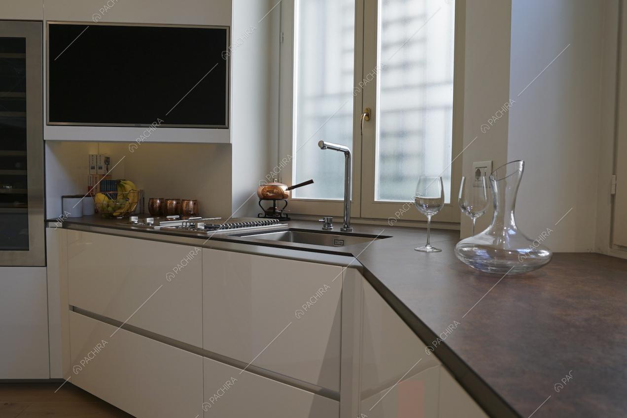 Dettaglio della cucina con telvisore, decanter e calici
