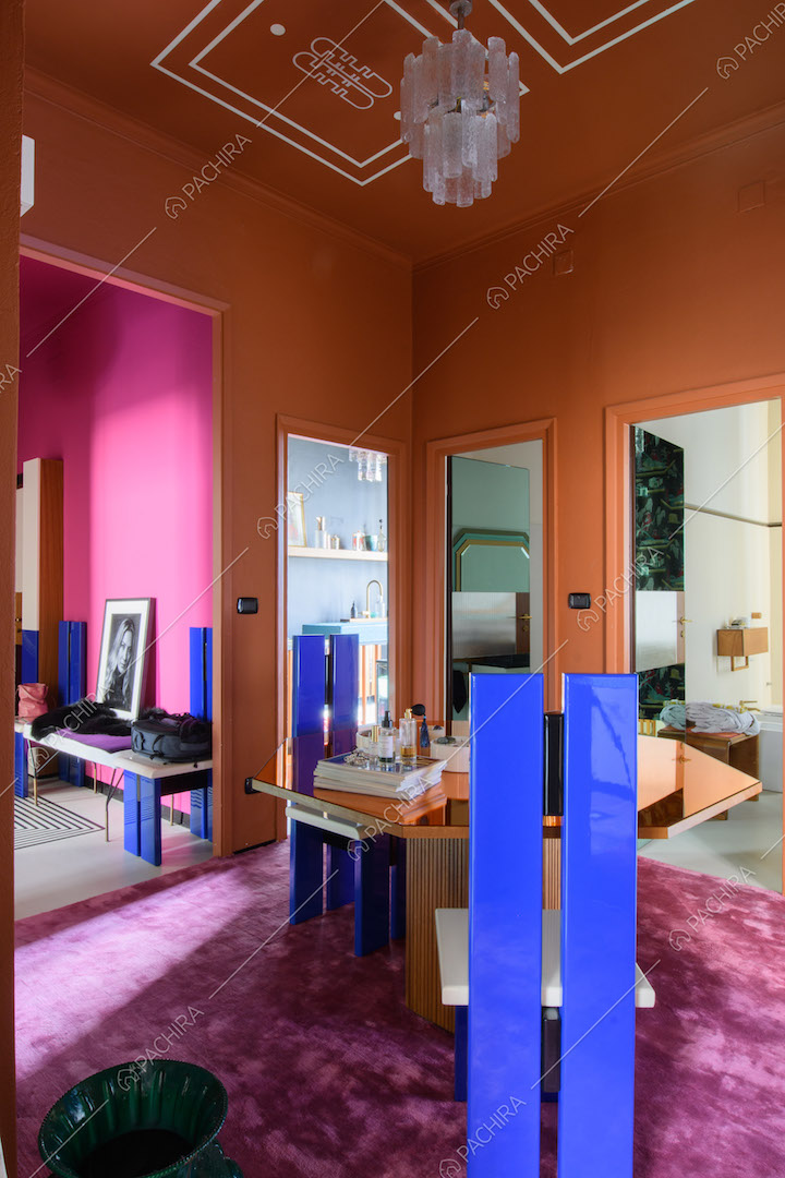 Sedie di design con schienale blu elettrico e tavolo arancione con piano a specchio