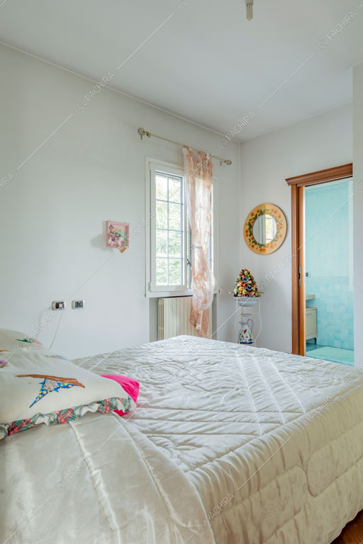 Camera da letto della villa Ararat, location in stile classico a Milano