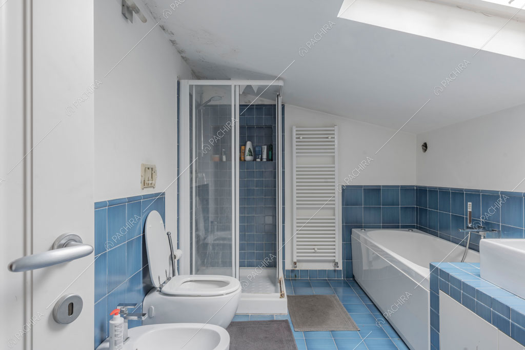 Bagno con piastrelle azzurre della villa Bauxite, location in stile moderno a Roma