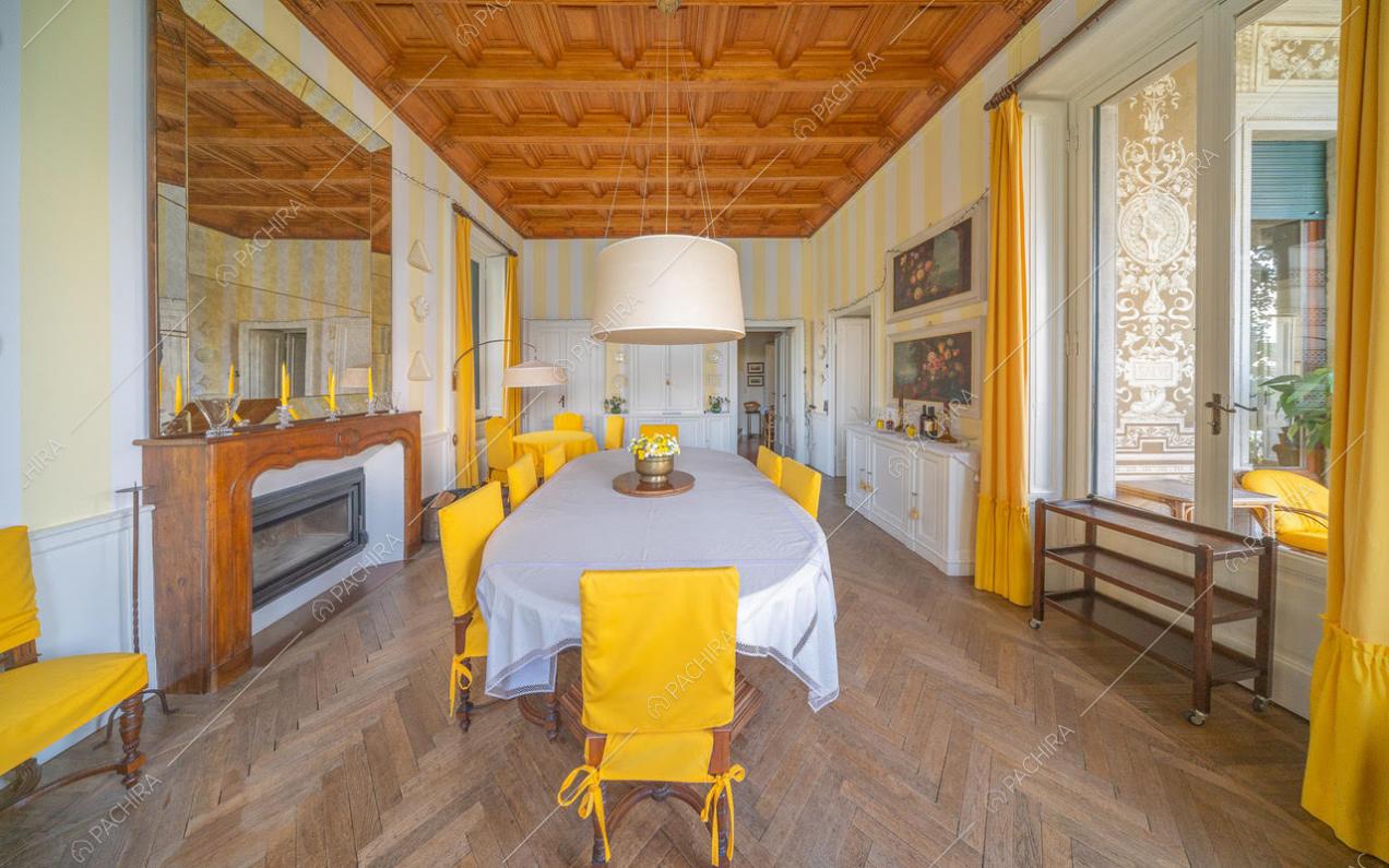 Vista sulla sala da pranzo con grande specchio e camino d'epoca