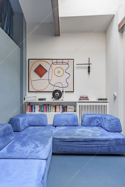 Camera da letto del loft Unakite, location in stile moderno a Milano