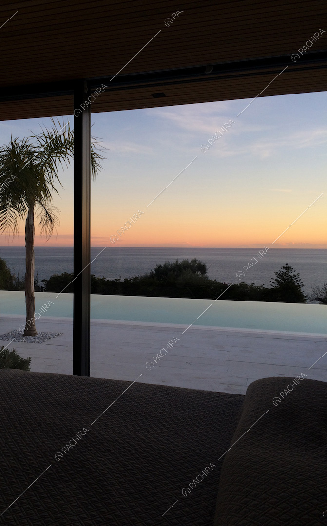 Dalla camera da letto matrimoniale in stile minimal vista sulla terrazza con piscina vista mare al tramonto
