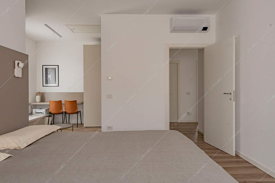 Camera da letto della villa Morava, location in stile moderno a Milano