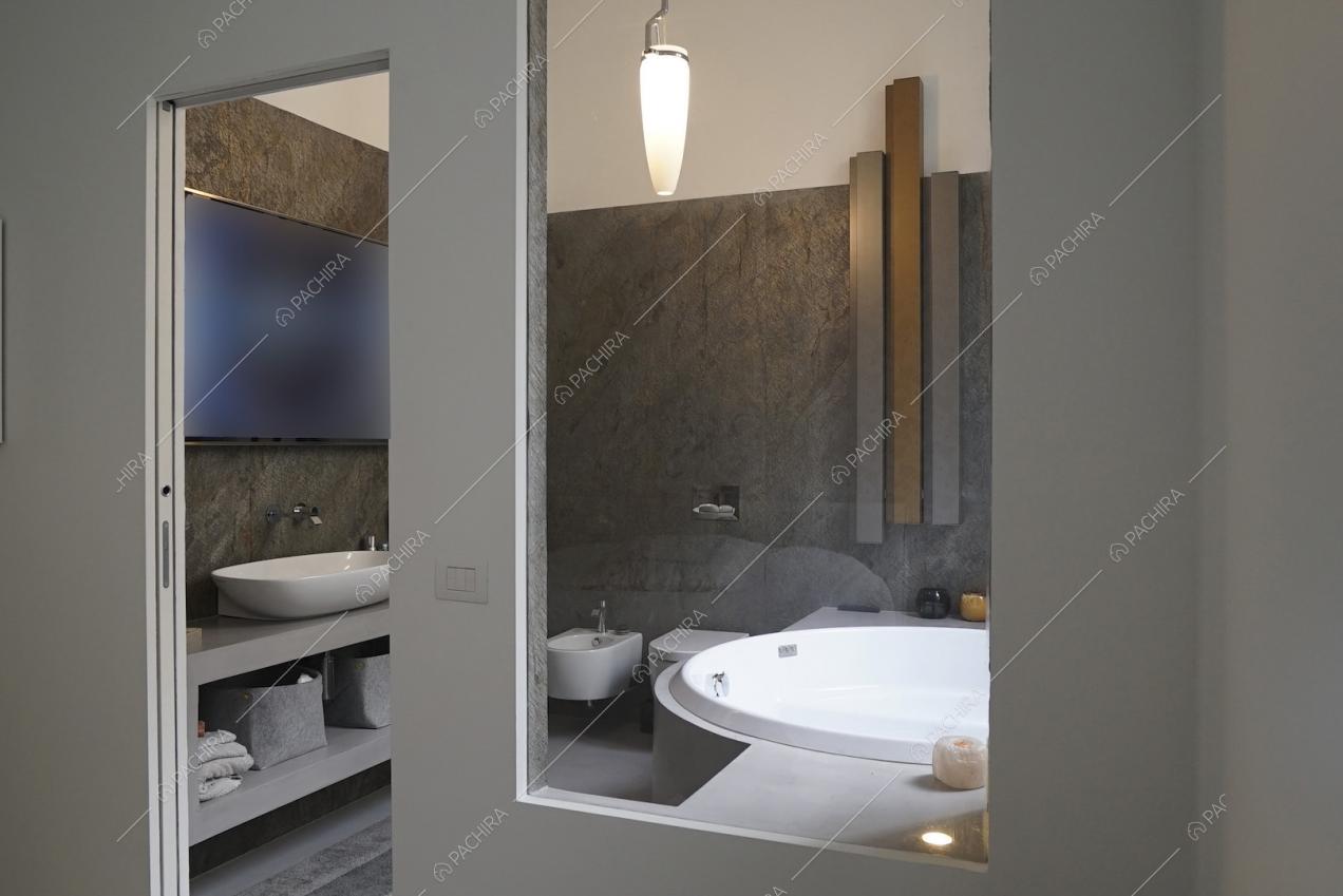 Parete del bagno aperta comunicante con la camera da letto