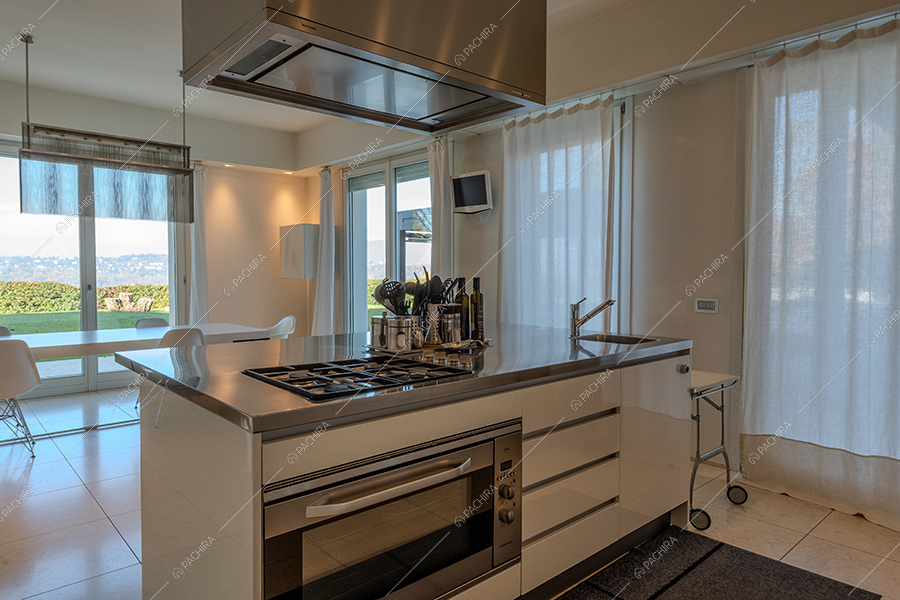 Cucina a isola della villa Iride, location in stile moderno a Monza