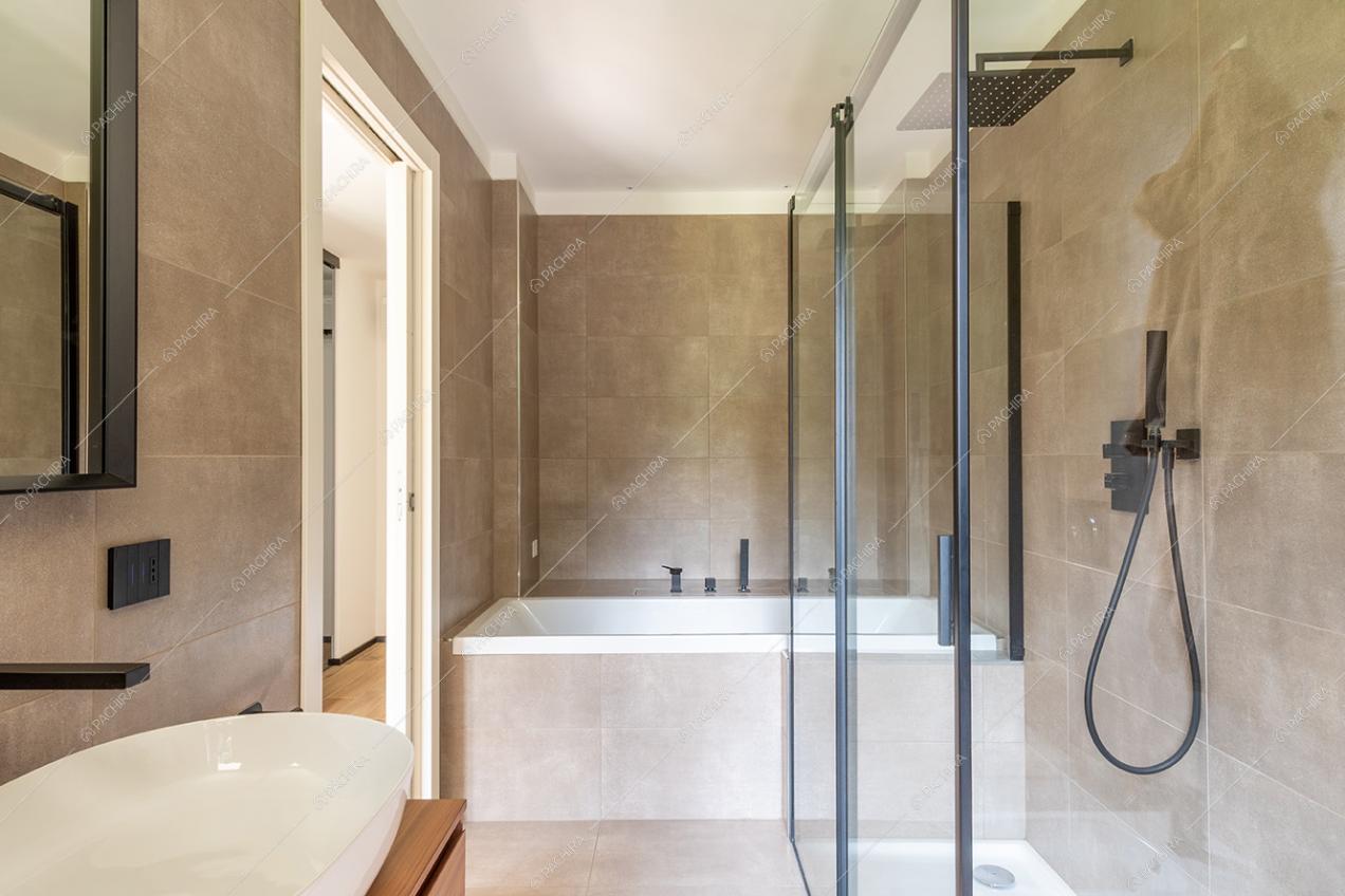 Bagno della villa Guadiana, location in stile moderno a Como
