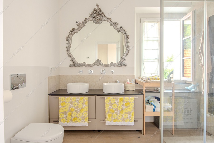 Bagno della villa Dioptasio, location in stile moderno a Monza