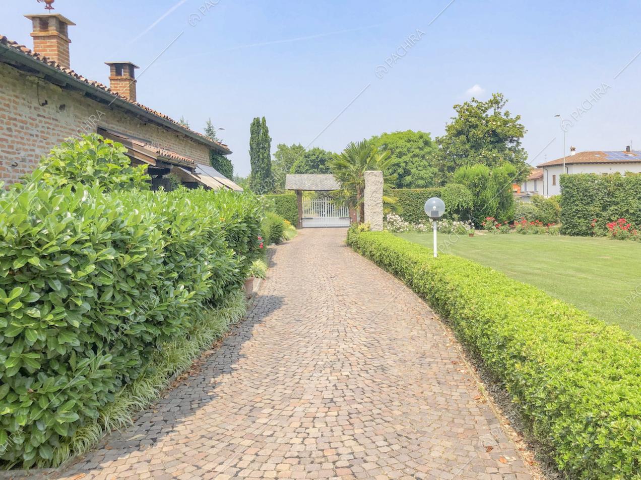 Siepi lungo i lati del viale d'ingresso e lampione basso
