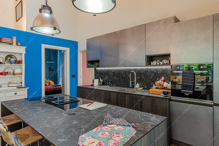 Cucina del loft in stile eclettico Maqui, location per shooting a Milano