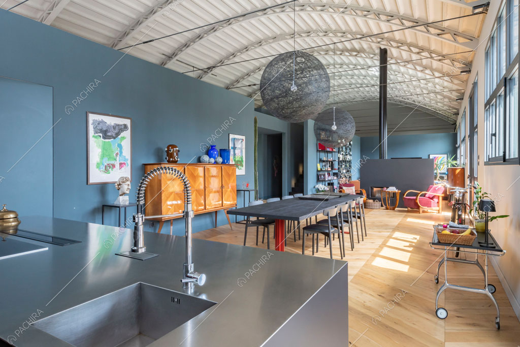Cucina a isola del loft Danubio, location in stile contemporaneo a Brescia