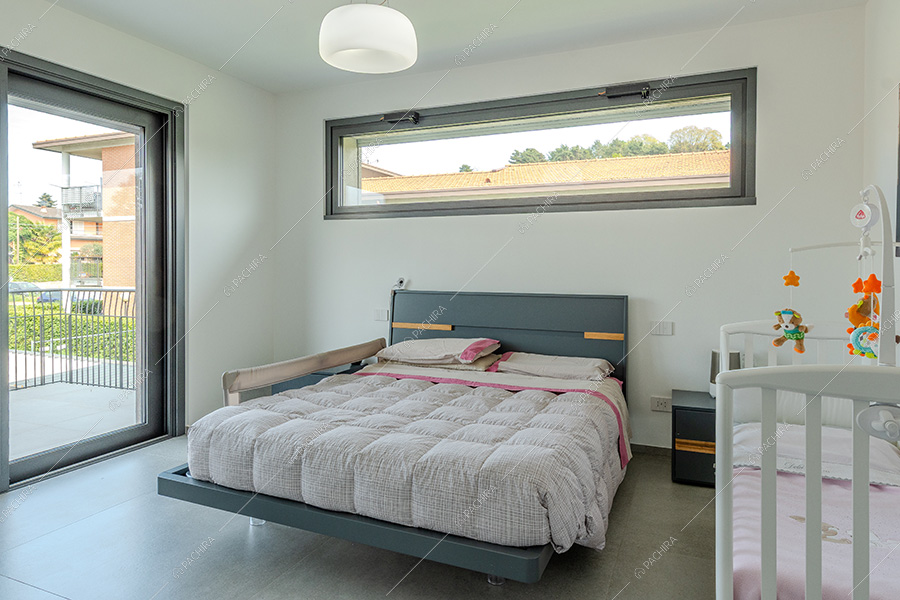Camera da letto della villa moderna Adenia, location per shooting a Varese