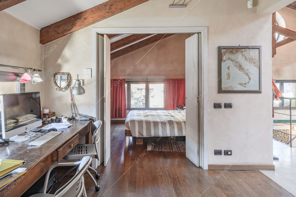 Studio con pavimento in parquet del loft Mindanao, location in stile contemporaneo a Milano