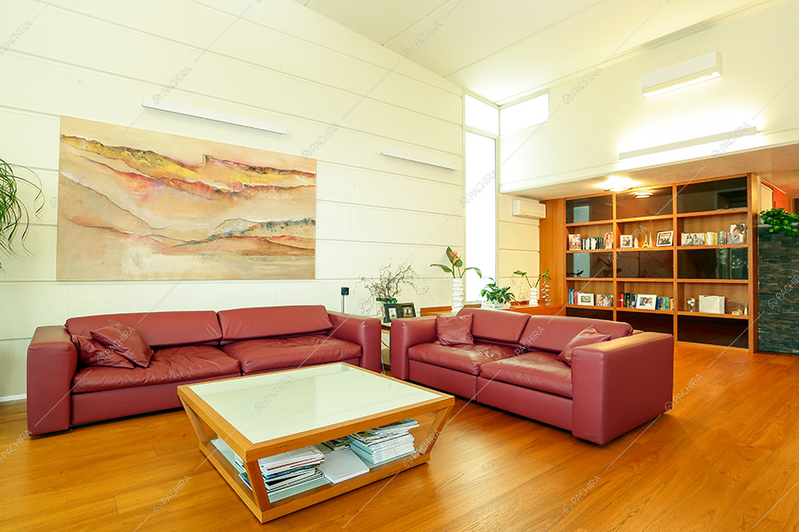 Salotto della villa Krakatoa, location in stile moderno a Udine
