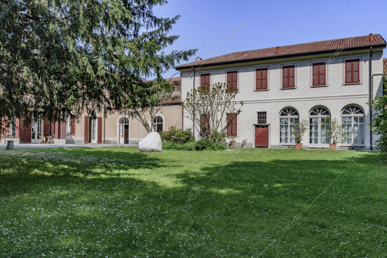 Vista sugli esterni della location, in particolare sulle porte-finestre, dal giardino privato