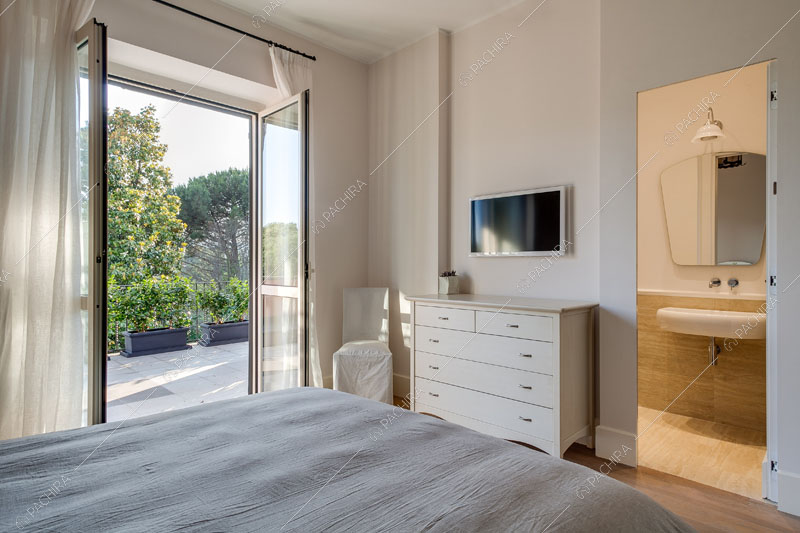 Camera da letto matrimoniale della villa Kunzite, location in stile moderno a Roma