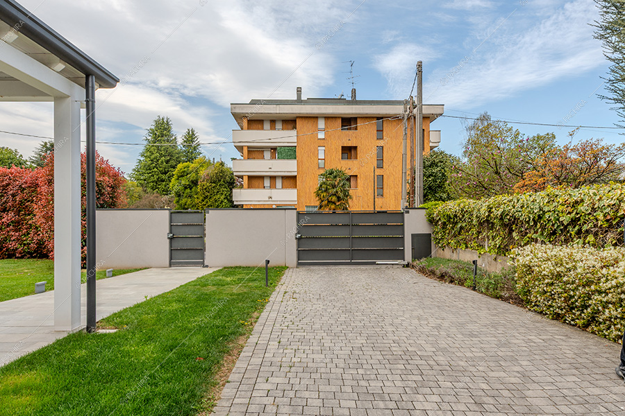 Vialetto della villa Daintree, location in stile moderno a Varese