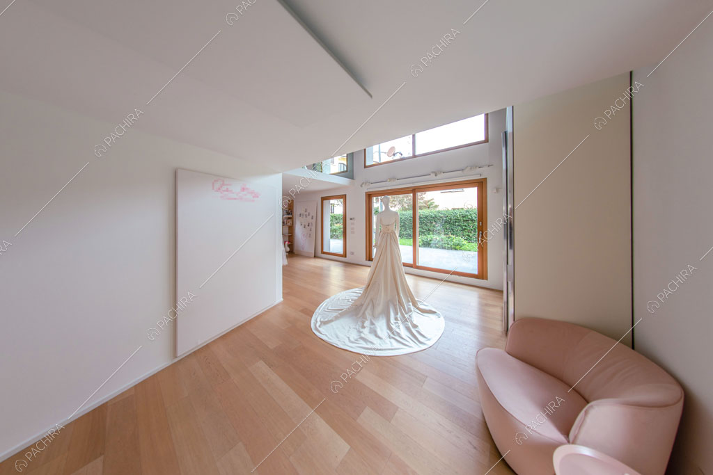 Pareti bianche e pavimento in parquet dell'espositivo Apocino, location in stile contemporaneo a Milano