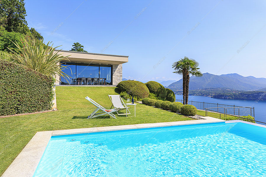 Piscina della villa moderna Cleome, location per shooting a Verbania