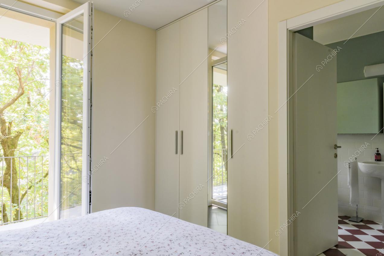 Luminosa camera da letto con bagno privato e armadio a muro