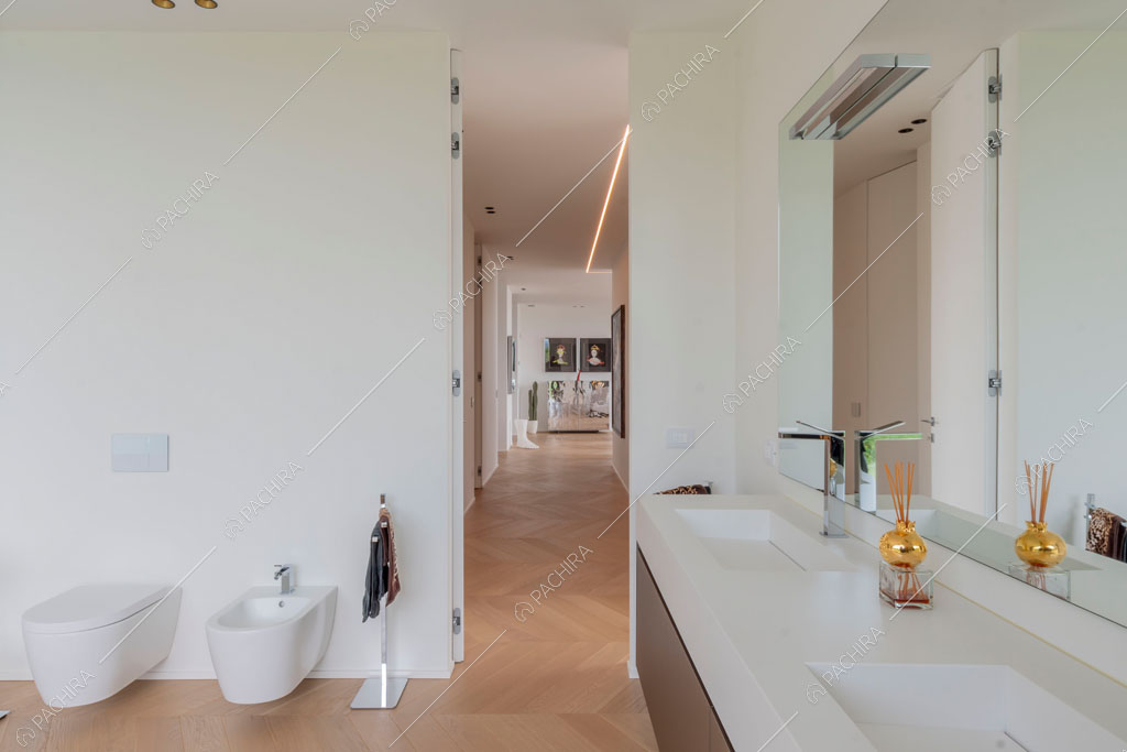 Pavimento in parquet nel bagno della villa Ladoga, location in stile contemporaneo a Varese