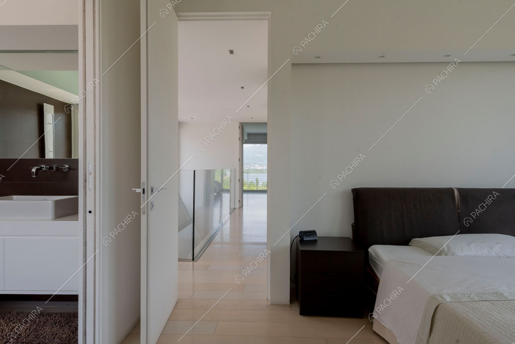 Camera da letto della villa Coral, location in stile contemporaneo a Como