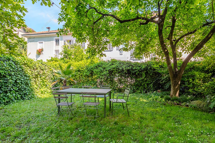 Giardino dell'appartamento Andira, location moderna per shooting a Milano