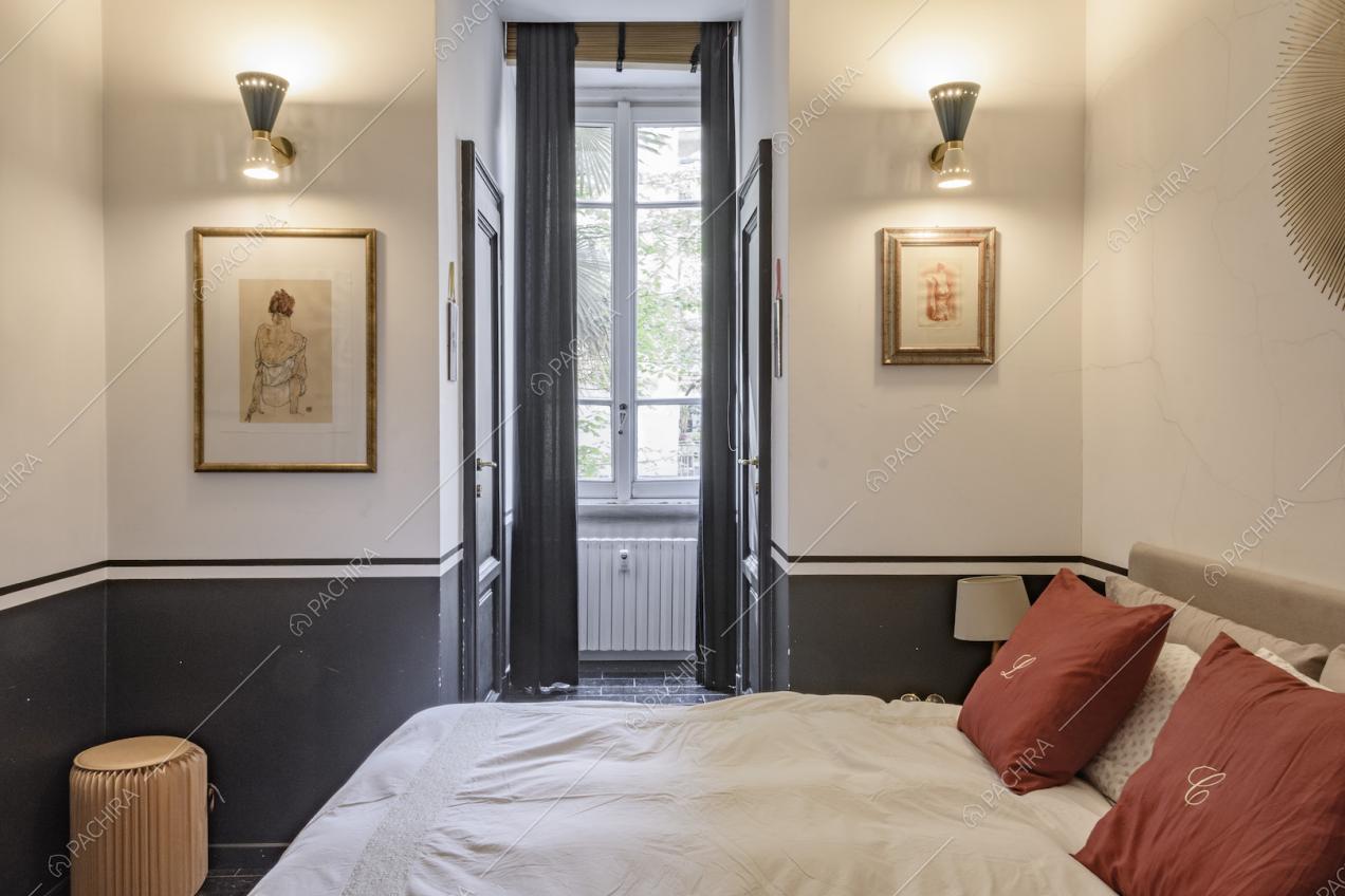 Letto matrimoniale con cuscini rossi