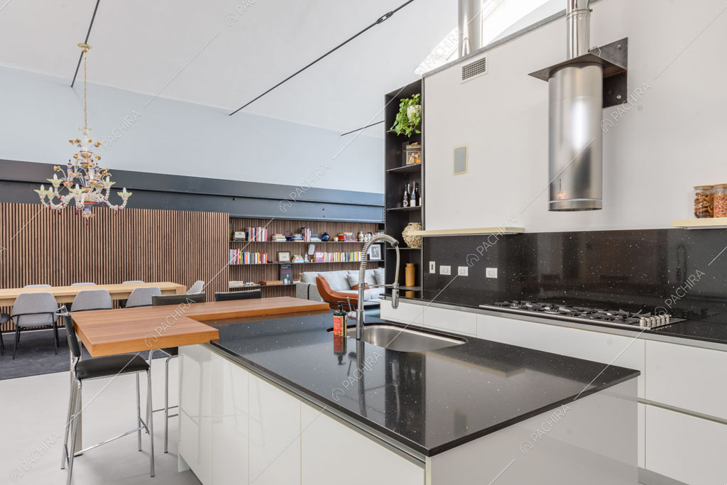 Isola nella cucina del loft Genepi, location in stile contemporaneo a Milano