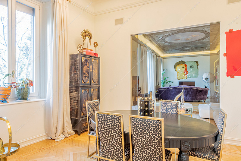 Sala da pranzo dell'appartamento Barbabietola, location in stile liberty a Milano