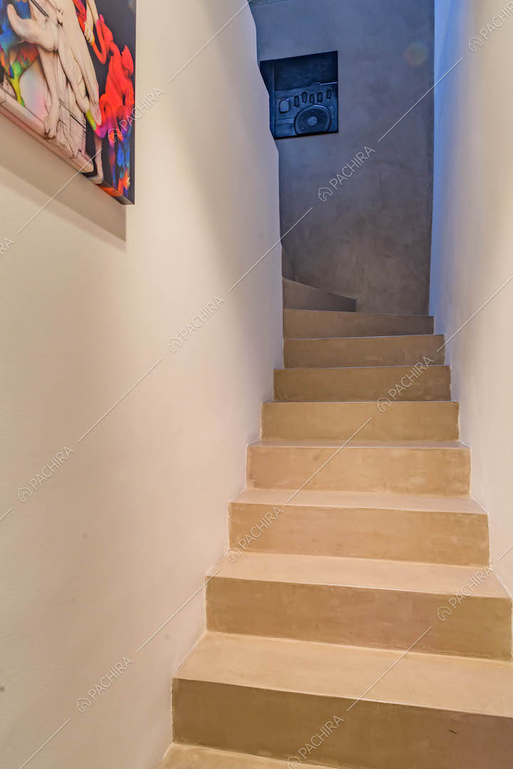Scale beige e pareti bianche
