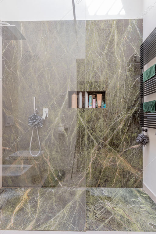Bagno del loft Graviola, location in stile contemporaneo a Milano