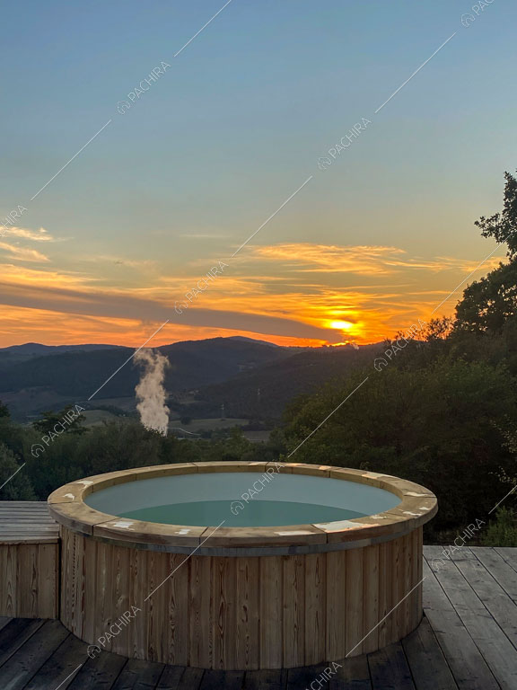 Vasca idromassaggio sulla terrazza con vista sulle colline circostanti