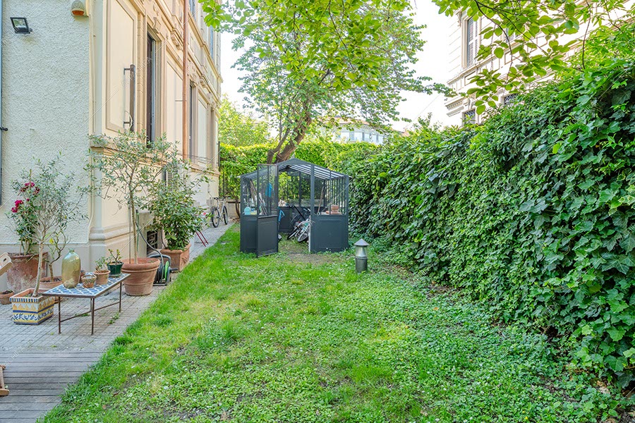 Giardino dell'appartamento Andira, location moderna per shooting a Milano