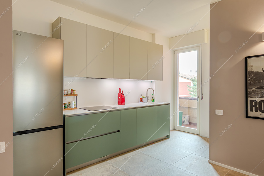 Cucina a parete dell'appartamento moderno Vecia, location per shooting a Monza