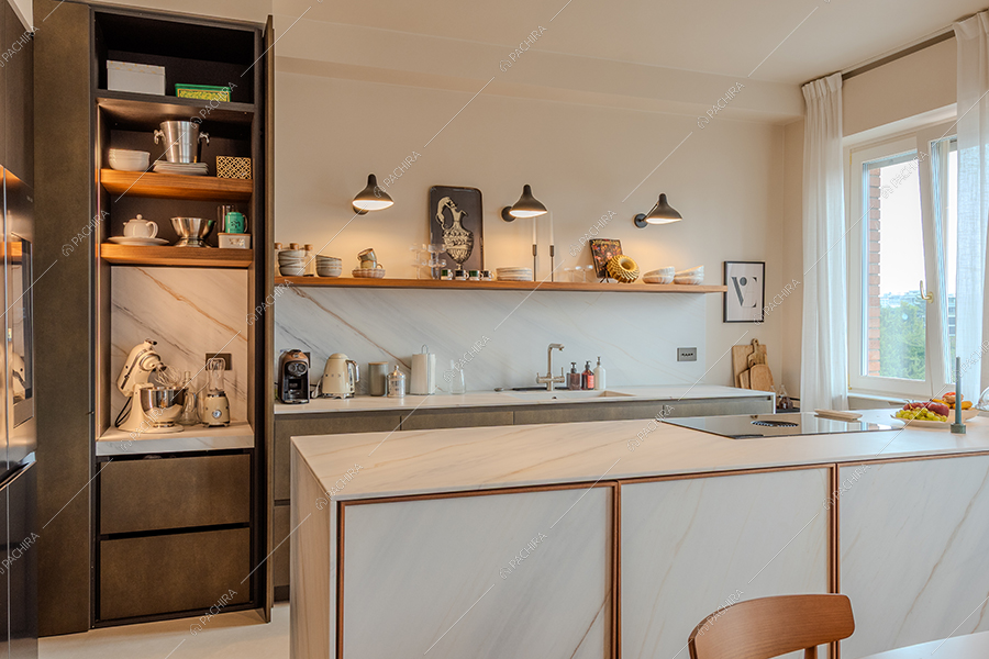 Cucina a isola dell'attico Celestina, location in stile contemporaneo a Milano