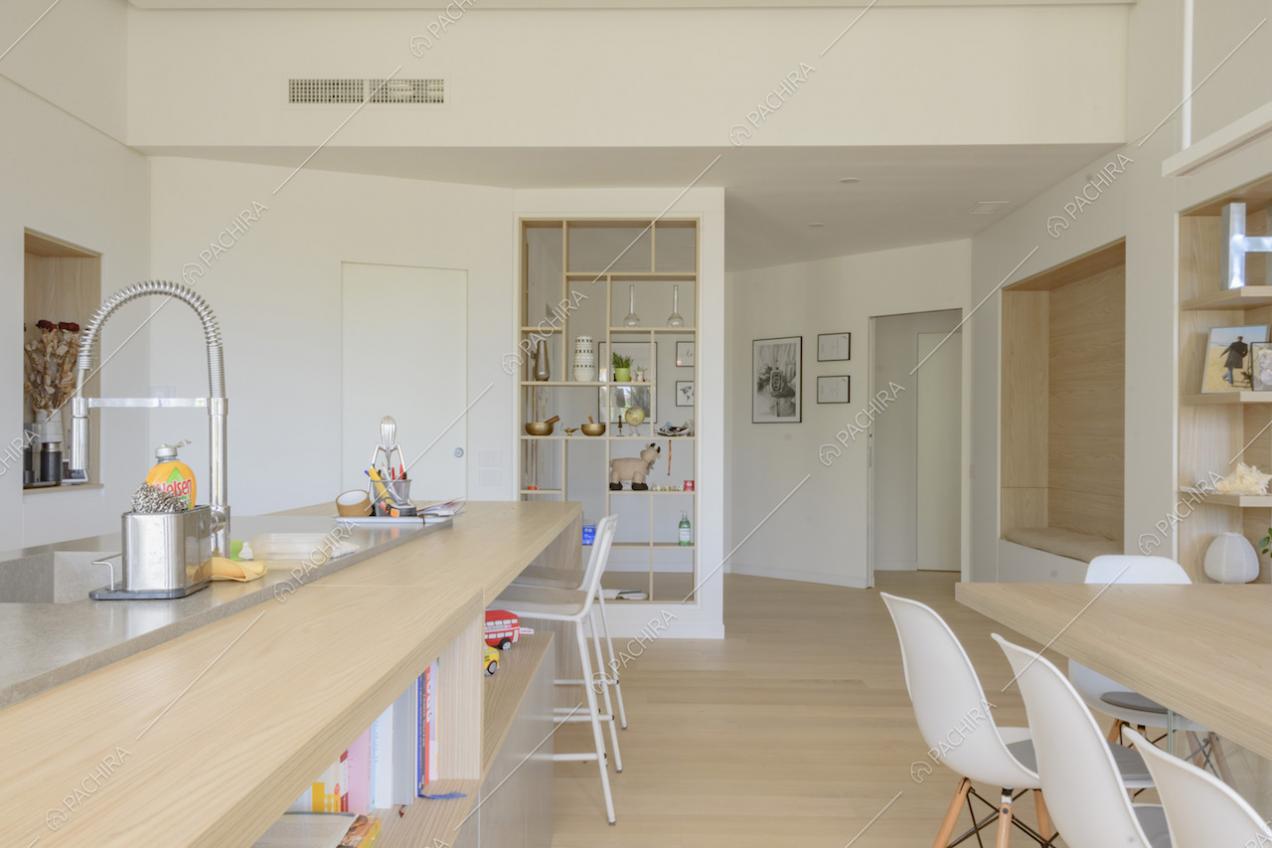 Mensole in legno chiaro con soprammobili e pavimento in parquet