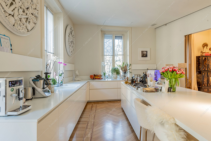 Cucina dell'appartamento Barbabietola, location in stile liberty a Milano