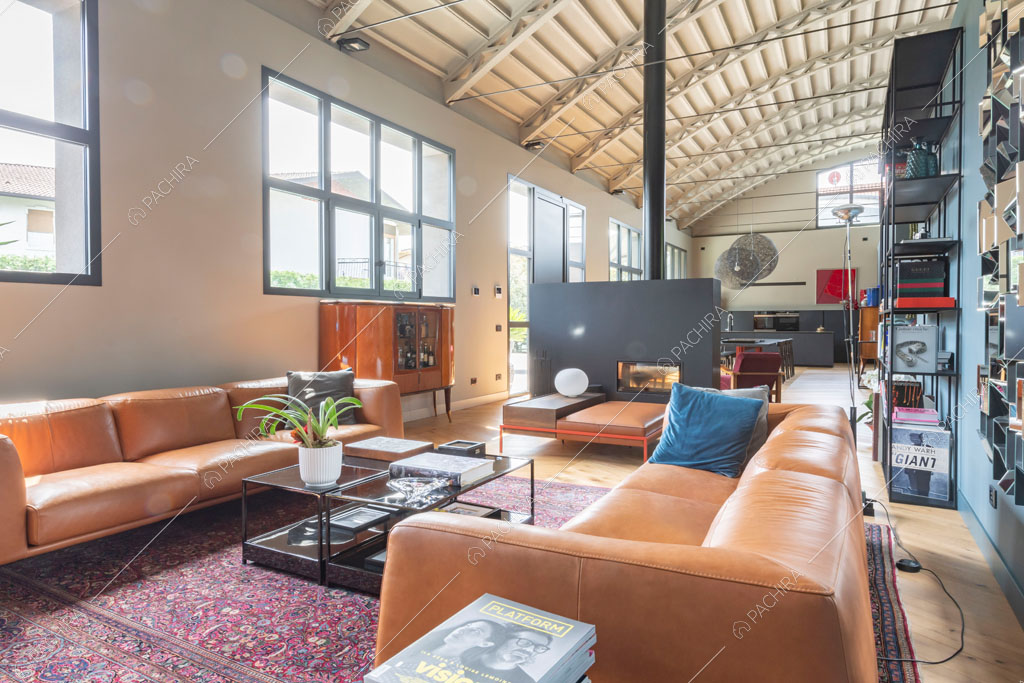Salotto del loft Danubio, location in stile contemporaneo a Brescia
