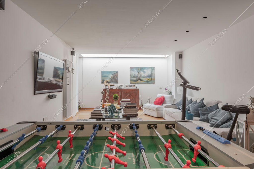 Sala con pareti bianche della villa Bauxite, location in stile moderno a Roma