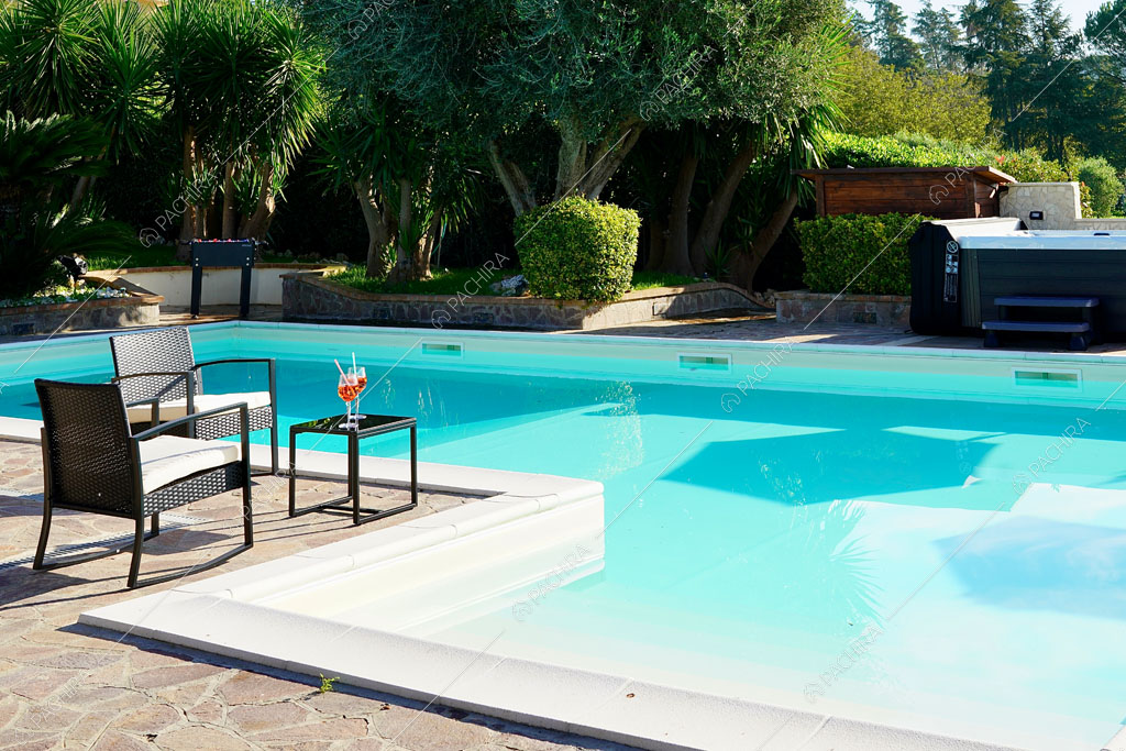 Piscina della villa Altun, location in stile contemporaneo a Roma